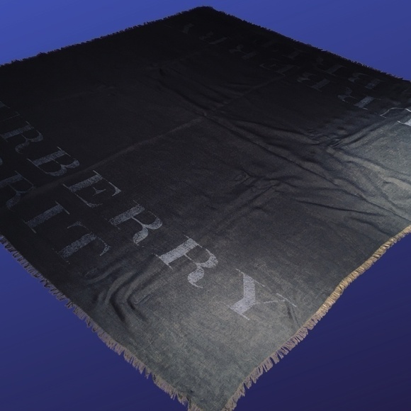 𝅺BURBERRY BRIT NWOT 100% AUTHENTIC LOGO SIlk Fringed Coat Scarf, Navy, One Size - Picture 1 of 4